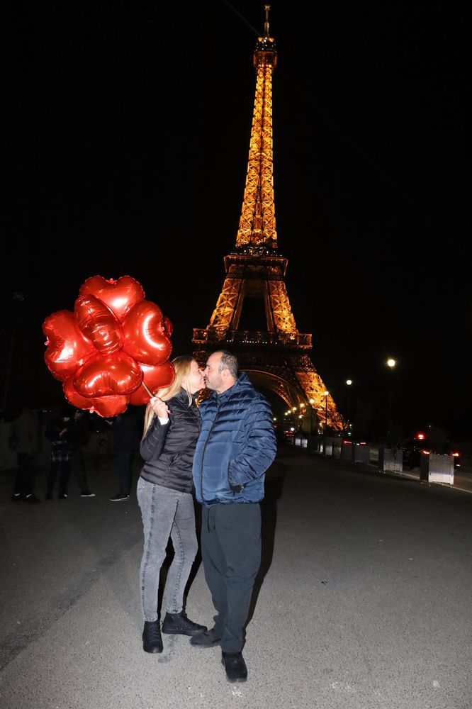 Nestor y Mayte en la Torre Eiffel